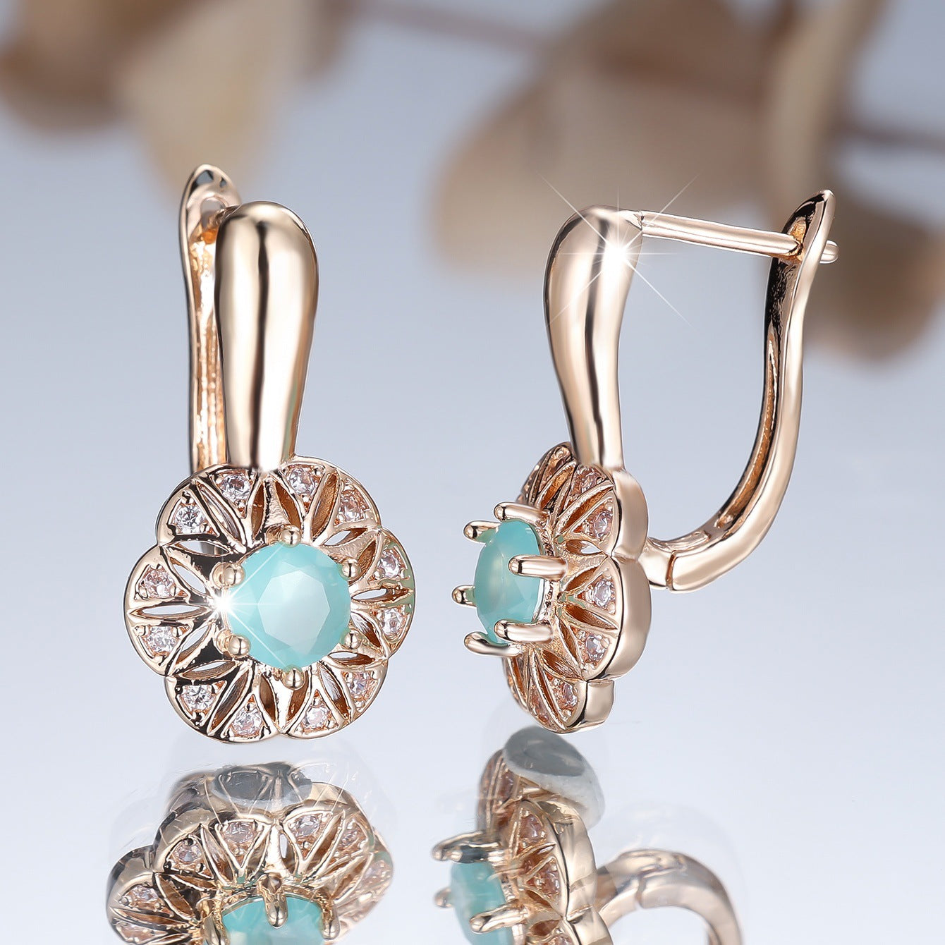Round BW1 Diamond Edge White Diamond Hollow Flower Ear Clips